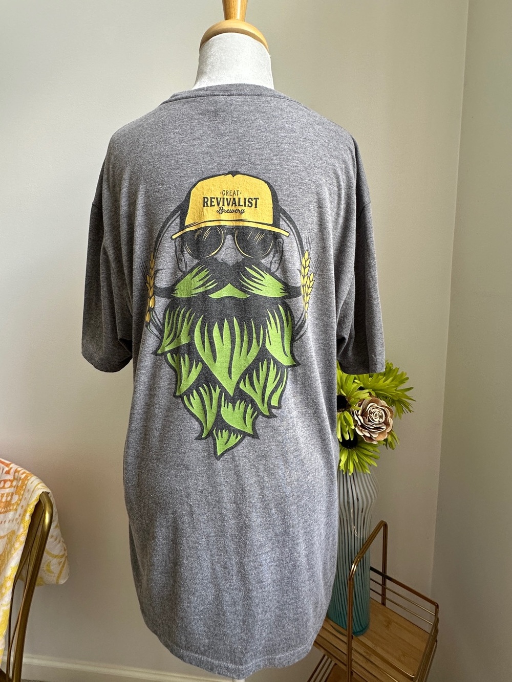 Mens Graphic Tee / logo on back
